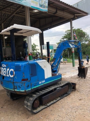 ขายด่วน 195,000 บาท KOBELCO SK 024 เครื่องยนต์ดีเซล 3 สูบ คอนโทนยาว ปั้มเฟือง 3 ตอนเครื่องดี  ปั๊มแรงทำงานไม่โหลด ทำงานเร็ว เอวแน่น บูมอาร์มสวยพร้อมบุ้งกี๋ใบดัน รถนอกนำเข้าเก่าญี่ปุ่น  ไม่เคยใช้งานในไทยมาก่อน มีเอกสารอินวอยซ์  รถสวยสภาพพร้อมใช้พร้อมบริการ