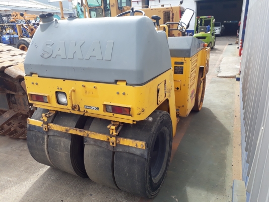 รถบดหน้าเหล็ก หลังยาง SAKAI TW500W-1