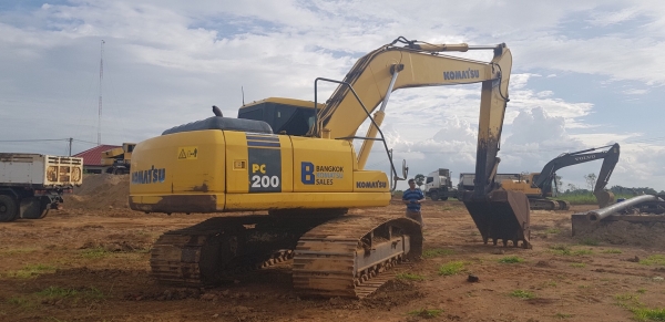 ขายด่วน!! Komatsu PC200-7 สภาพสวยค่ะ ขายด่วน!! Komatsu PC200-7 สภาพสวยค่ะ