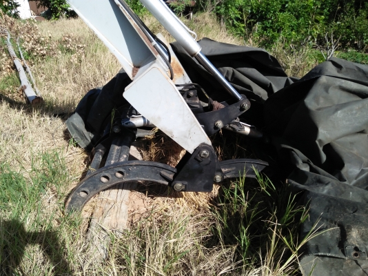 ตัดครับงดต่อรอง180,000บาท..คีบรถไถใหญ่ครับสภาพดีสวยไม่หักไม่ดาม