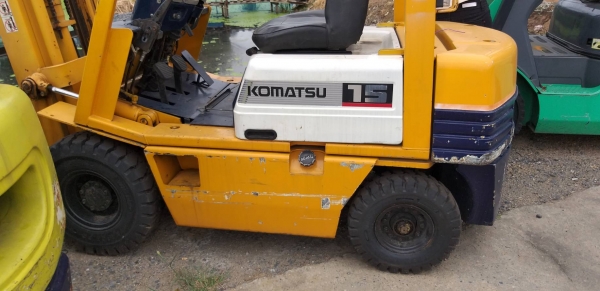 รถยกโคมัสสึรุ่น 15 น้ำหนักยก 1.5 ตัน เสาสูง 3 เมตรเข้าตู้ เครื่องดีเซล เกียร์ออโต้