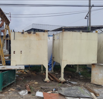 ถังบรรจุของเหลว5000ลิตรกว้าง1.8 ยาว1.8เมตร สูง1.6เมตร ขาสูง60เซน หนา5มิล ราคาใบละ16,000 บาท สเตนเลสใบละ40,000บาทมีเหล็ก2ใบสเตนเลส1ใบ