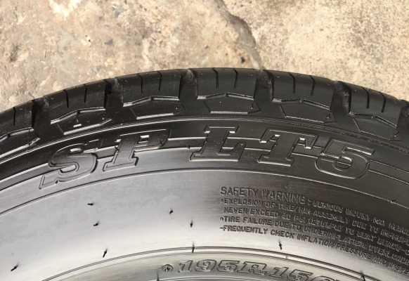 ยางป้ายแดง Dunlop 195-15 ปี 18 ดอกยางต็มๆ มีตุ่มทุกเส้น ยางป้ายแดง Dunlop 195-15 ปี 18 ดอกยางต็มๆ มีตุ่มทุกเส้น