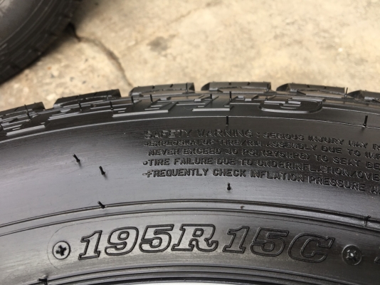 ยางป้ายแดง Dunlop 195-15 ปี 18 ดอกยางต็มๆ มีตุ่มทุกเส้น ยางป้ายแดง Dunlop 195-15 ปี 18 ดอกยางต็มๆ มีตุ่มทุกเส้น