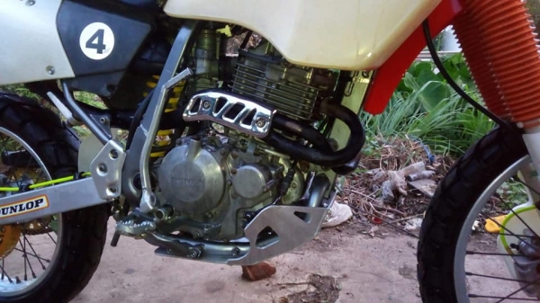 ขายรถประมูลมาคับ xr400 สภาพนี้ ของแต่งล้นเครื่องฟิต.สตาดติดง่าย..คับราคา85000 ลดเหลือ75000 มีอะไรแลก ขายรถประมูลมาคับ xr400 สภาพนี้ ของแต่งล้นเครื่องฟิต.สตาดติดง่าย..คับราคา85000 ลดเหลือ75000 มีอะไรแลก