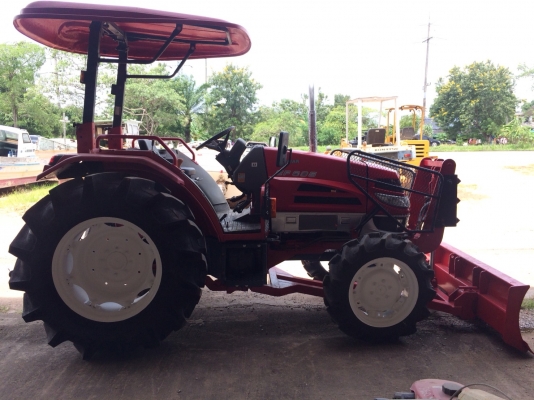 Yanmar 68 แรงพร้อมใบมีดดันดินหน้า Yanmar 68 แรงพร้อมใบมีดดันดินหน้า