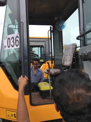 ขายรถตัก WL820 รถใหม่รถจีน สภาพสวยพร้อมใช้เอกสารอิมวอย ราคา380,000บาทต่อรองติดต่อ คุณอ๊อฟ พิจิตร 086-737-9991