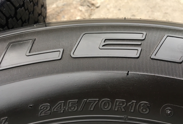 ยาง Bridgestone 245-70-16 ปลายปี 17 ดอกเต็มๆ มีตุ่มลาง ยาง Bridgestone 245-70-16 ปลายปี 17 ดอกเต็มๆ มีตุ่มลาง