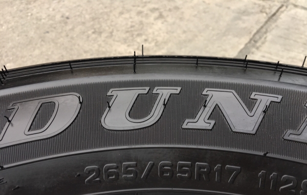 ยางป้ายแดง 265-65-17 Dunlop ปี 18 ตุ่มอลัง เส้นสีชัด ยางป้ายแดง 265-65-17 Dunlop ปี 18 ตุ่มอลัง เส้นสีชัด