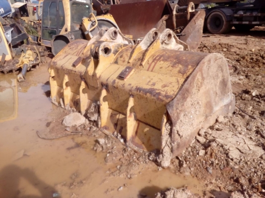 ขายบุ้งกี้รถตัก CAT-963-C เก่านอก สลัก70 มิล ความกว้าง 240 ซม.  ขายไม่แพงครับ