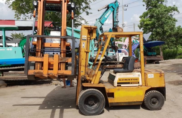 ขายด่วนรถยกดีเซลKOMATSU FD25-10 ยกได้2.5ตันยกสูง5เมตรฟูฟรีเสา3ท่อนรถนอกเพิ่งนำเข้ามายังไม่เคยใช้งานในเมืองไทยเลย