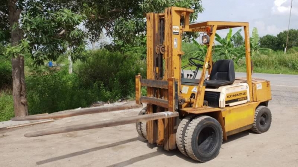 ขายด่วนรถยกดีเซลKOMATSU FD25-10 ยกได้2.5ตันยกสูง5เมตรฟูฟรีเสา3ท่อนรถนอกเพิ่งนำเข้ามายังไม่เคยใช้งานในเมืองไทยเลย
