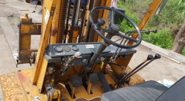 ขายด่วนรถยกดีเซลKOMATSU FD25-10 ยกได้2.5ตันยกสูง5เมตรฟูฟรีเสา3ท่อนรถนอกเพิ่งนำเข้ามายังไม่เคยใช้งานในเมืองไทยเลย