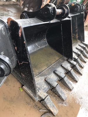 บูมยาว ใส่ขนาด120-200-220  มีทุกยี่ห้อ komatsu kobelco cat hitachi volvo sumitomo ของใหม่มือ1 เกรดเหล็กแท้ สนใจติดต่อ0813553478 คุณโย