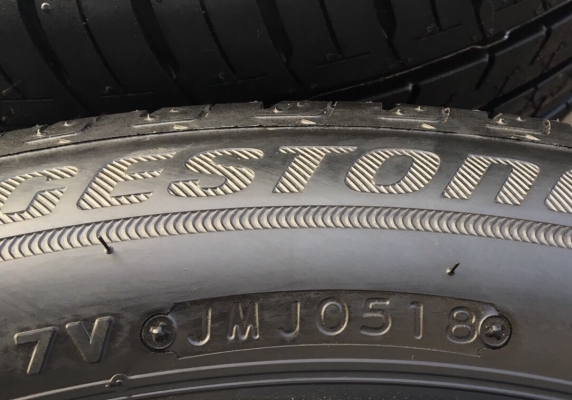 ยางป้ายแดง Bridgestone 185-55-16 ปี 18 ดอกเต็ม มีตุ่ม ยางป้ายแดง Bridgestone 185-55-16 ปี 18 ดอกเต็ม มีตุ่ม