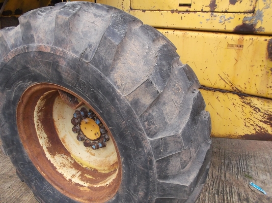 ขายรถตักKOMATSU WA 100 - 1 ซีเรียล 32392 เก่าในสภาพดี แขนยาว ปุ้งกี๋ขยายใหญ่ เครื่องดี เกียร์ดี มีเบรค แบตเตอรี่ใหม่