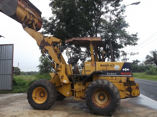 ขายรถตักKOMATSU WA 100 - 1 ซีเรียล 32392 เก่าในสภาพดี แขนยาว ปุ้งกี๋ขยายใหญ่ เครื่องดี เกียร์ดี มีเบรค แบตเตอรี่ใหม่