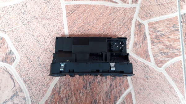 สวิทช์กดควบคุมกระจกประตูหน้าขวา BMW E39 แท้