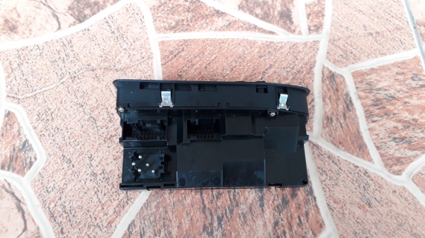 สวิทช์กดควบคุมกระจกประตูหน้าขวา BMW E39 แท้