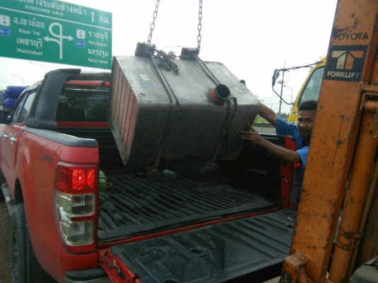 tractor-backhoe จัดส่ง ถังน้ำมัน ขนาด 300 ลิตร สำหรับรถบรรทุก ให้ลูกค้าจากกรุงเทพ ครับ ขอบคุณมากครับ