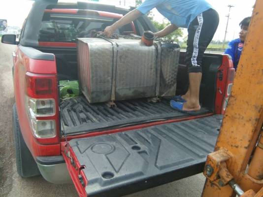 tractor-backhoe จัดส่ง ถังน้ำมัน ขนาด 300 ลิตร สำหรับรถบรรทุก ให้ลูกค้าจากกรุงเทพ ครับ ขอบคุณมากครับ