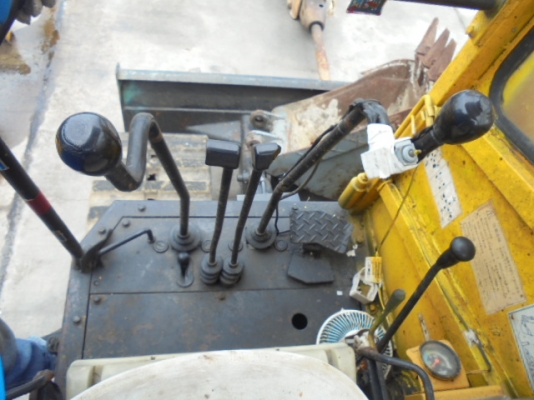 ขายรถขุด Hanix รุ่นSB30 รถขนาดเทียบเท่ากับPC50  เครื่องยนต์Mitsubishi K4M  ปั้มเฟือง คอนโทรลลูกหมาก แขนสไลด์ ติดตั้งลายหัวเจาะและหัวเจาะ มีบุ้งกี๋