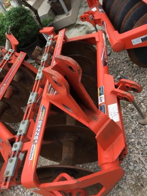 L3608SPพร้อมใบมีดและผาน รถสวยๆสภาพเดิมๆ ระบบขับเคลื่อนดี ระบบเครื่อง/ไฮดรอลิกใช้งานปกติ100\%  ยางใหม่4เส้นสวยๆพร้อมลุย