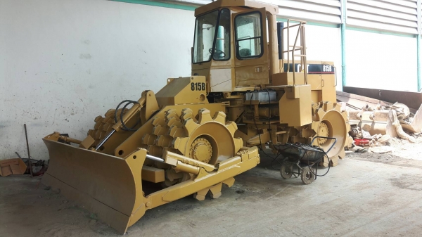 รถบดเขื่อน CAT815B เก่านอกเอกสารอินวอยราคา 3,200,000