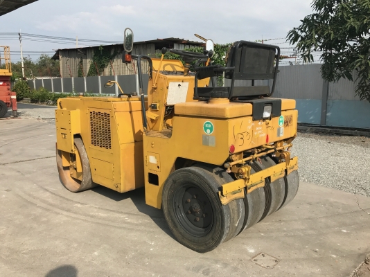 ขายรถบด2.5ตันBOMAGรุ่นBW115ACรถนอกนำเข้าไม่เคยใช้งานในไทย หน้าเหล็กหลังยาง ขับ2เพลาเอวอ่อน  เครื่องคูโบต้า3สูบสภาพดีพร้อมใช้งาน มีให้เลือกหลายคันหลายขนาดLine:Jiraroj2909