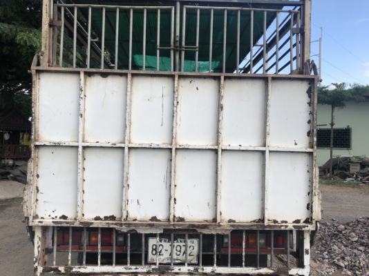 ขายรถ6ล้อNPR150แรงยูโร3จดปี58กระบะเหล็กยาว5เมตรพร้อมคอกหมูและลิฟท์ท้าย