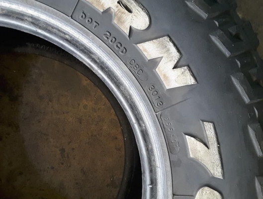 เศษยาง Maxxis MT 31-10.5-15 ปี 13 สภาพดี มี 2เส้น เศษยาง Maxxis MT 31-10.5-15 ปี 13 สภาพดี มี 2เส้น