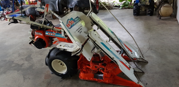 รถเกี่ยวข้าว 2 แถว พร้อมใช้งาน