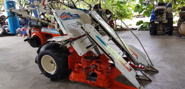 รถเกี่ยวข้าว 2 แถว พร้อมใช้งาน