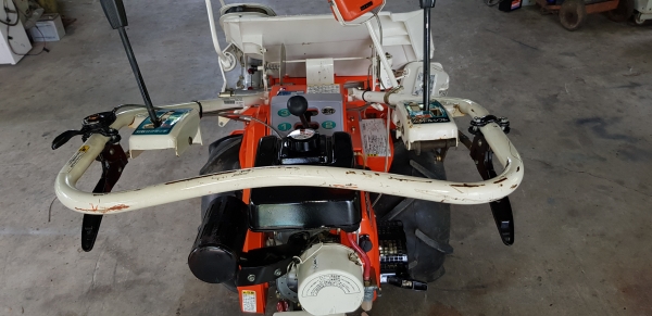 รถเกี่ยวข้าว 2 แถว พร้อมใช้งาน