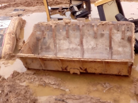 ขายบุ้งกี้รถตัก CAT-963-C เก่านอก สลัก70 มิล ความกว้าง 240 ซม.  ขายไม่แพงครับ