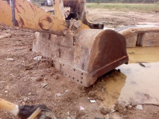 ขายบุ้งกี้รถตัก CAT-963-C เก่านอก สลัก70 มิล ความกว้าง 240 ซม.  ขายไม่แพงครับ