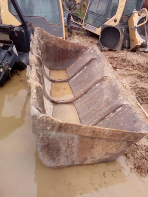 ขายบุ้งกี้รถตัก CAT-963-C เก่านอก สลัก70 มิล ความกว้าง 240 ซม.  ขายไม่แพงครับ