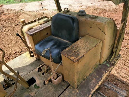 มี VDO ให้ชม.รถแทรคเตอร์ KOMATSU D50A-15 ห้องเลี้ยวแห้ง พร้อมเขาล้มไม้ ราคา 450000
