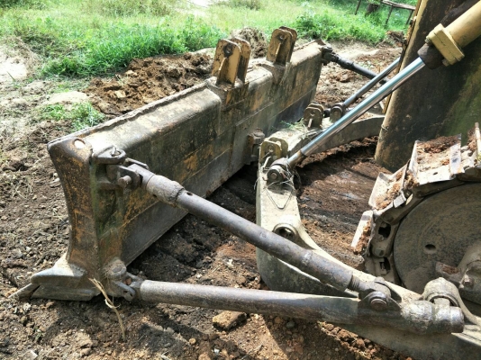 มี VDO ให้ชม.รถแทรคเตอร์ KOMATSU D50A-15 ห้องเลี้ยวแห้ง พร้อมเขาล้มไม้ ราคา 450000