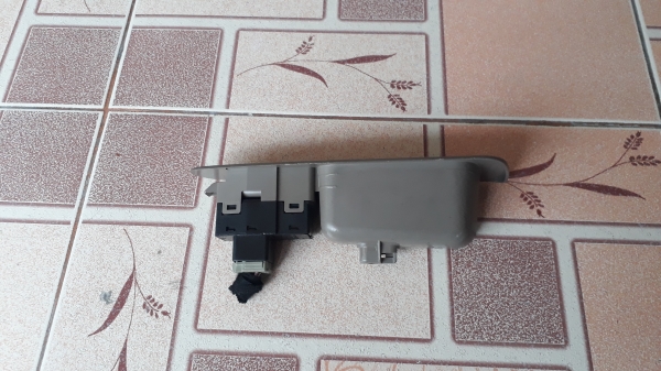 สวิทช์ กดขึ้น ลง กระจก VOLVO S40 ประตูหลังขางขวา สวิทช์ กดขึ้น ลง กระจก VOLVO S40 ประตูหลังขางขวา