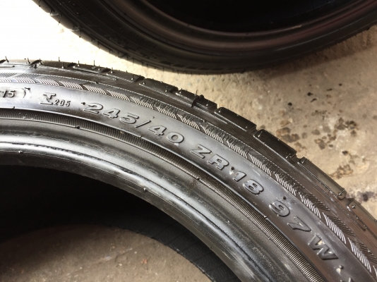 ยาง Achilles 245-40-18 ปี 15 ครบชุด 4 เส้น 3999 สวยๆไม่มีปะไม่บวมไม่กินข้างดอกยางเหลือเยอะเอาไปวิ่งก
