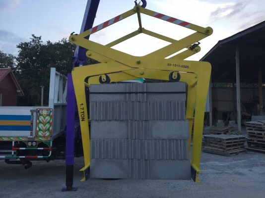 ตัวยกอิฐบล็อก &rdquo;   เหมาะอย่างยิ่งกับร้านขายวัสดุก่อสร้าง ช่วยลดต้นทุนค่าแรงงานในการลงอิฐบล็อก