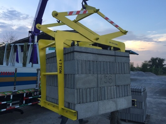 ตัวยกอิฐบล็อก &rdquo;   เหมาะอย่างยิ่งกับร้านขายวัสดุก่อสร้าง ช่วยลดต้นทุนค่าแรงงานในการลงอิฐบล็อก