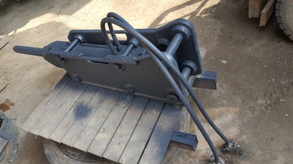 ขายหัวกระแทกคอนกรีต รถขนาด40-50 ของเก่านอก ซอกแขน 16 ซม. เข็มเจาะยาว 37 ซม.  พร้อมใช้งาน