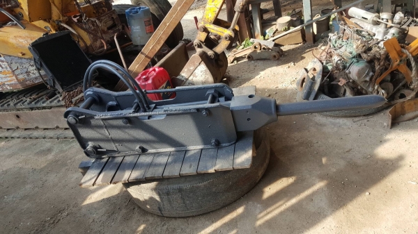 ขายหัวกระแทกคอนกรีต รถขนาด40-50 ของเก่านอก ซอกแขน 16 ซม. เข็มเจาะยาว 37 ซม.  พร้อมใช้งาน