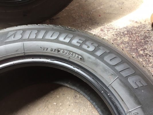 ยาง Bridgstone 215-65-16 ปี 16 ครบชุด 4 เส้น 3500 สวยๆไม่บวมไม่กินข้างดอกยางเหลือเยอะเอาไปวิ่งกันใด้