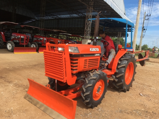 รถไถมือสอง ขายรถไถคูโบต้าL2605แรงราคา165000บาท มีไบมีดดันดินหน้าและผาน4ไบ20หลัง สนใจ โทร 081-365-5997 อำพร พาเจริญ ส่งฟรี100ก ม แรกครับ(มีค้าแนะนำ3000ถ้ามาจากเฟสใครแจ้งทางร้านด้ายนะครับ) ต. วังบัว อ. คลองขลุงจ.กำแพงเพชร ดูสินค้าเพิ่มเติมได้ที่  (http://bu