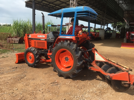 รถไถมือสอง ขายรถไถคูโบต้าL2605แรงราคา165000บาท มีไบมีดดันดินหน้าและผาน4ไบ20หลัง สนใจ โทร 081-365-5997 อำพร พาเจริญ ส่งฟรี100ก ม แรกครับ(มีค้าแนะนำ3000ถ้ามาจากเฟสใครแจ้งทางร้านด้ายนะครับ) ต. วังบัว อ. คลองขลุงจ.กำแพงเพชร ดูสินค้าเพิ่มเติมได้ที่  (http://bu