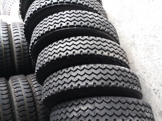 ยางอัดเย็น11R22.5สำหรับรถบรรทุกราคา3100