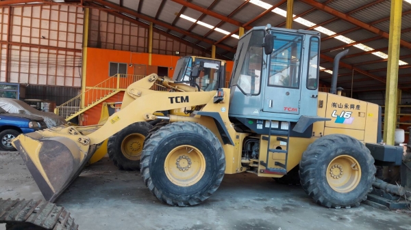 ขายรถแบคโฮ รถตักล้อยางและอะหลั่ยกับอุปกรณ์ช่าง